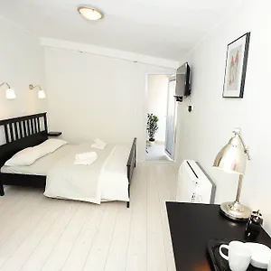 Bed & Breakfast Class ****